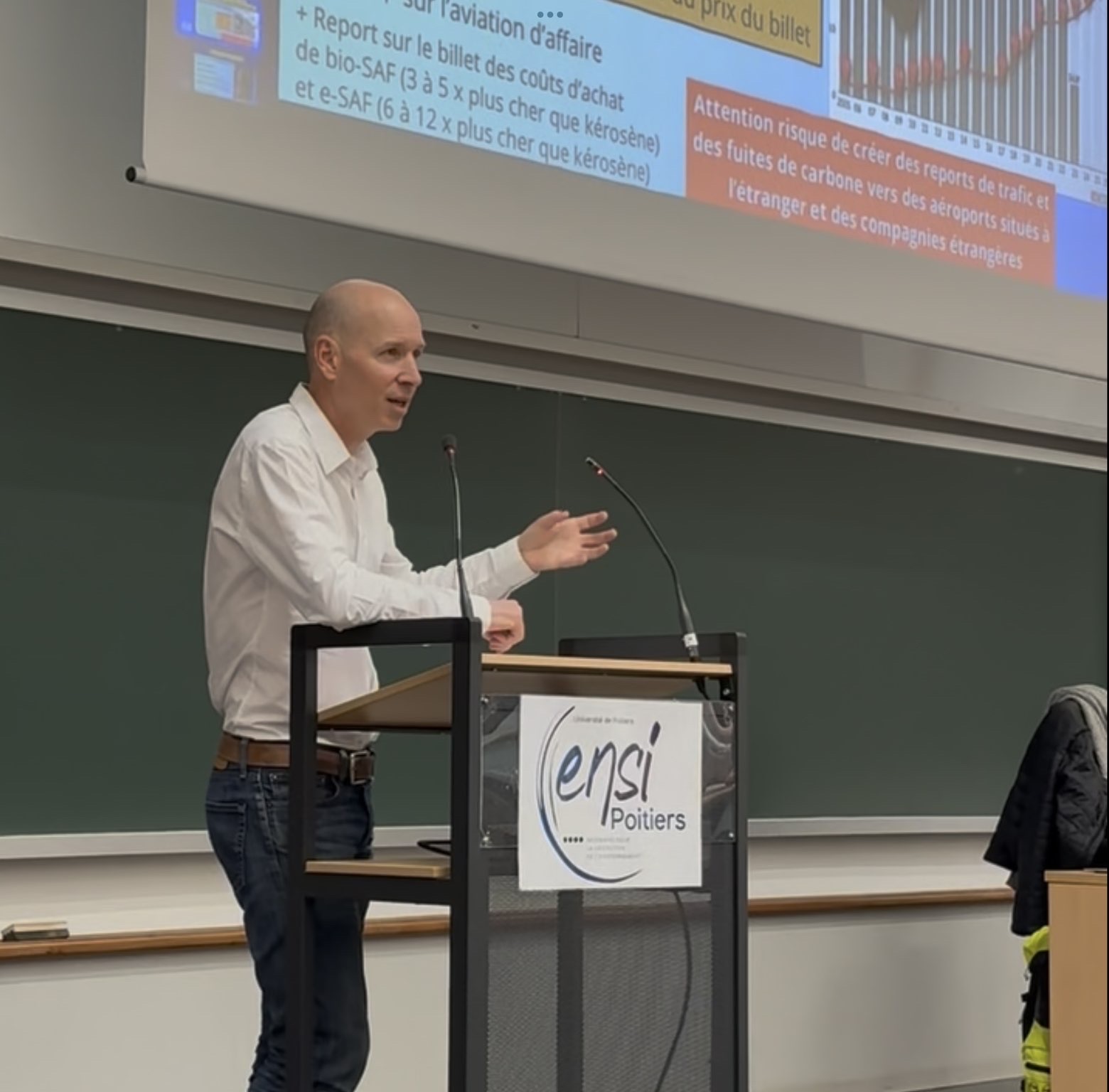 Anthony Viaux en pleine présentation, avec ses diapositives sur les carburants durables